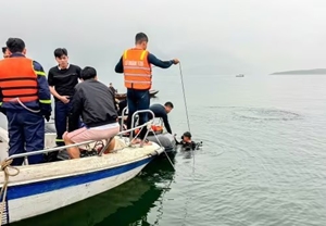 Vụ lật thuyền hồ Thác Bà làm 6 người chết Tàu khách chở gấp đôi số người cho phép