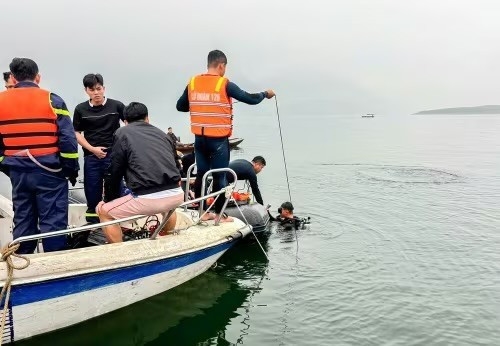 Vụ lật thuyền hồ Thác Bà làm 6 người chết Tàu khách chở gấp đôi số người cho phép