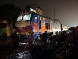 Video tàu SE3 húc văng xe đầu kéo ở Hà Nội, tài xế mắc kẹt trong cabin