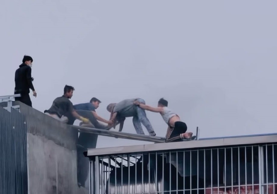 Chia sẻ của chàng rể phá mái tôn cứu người thân trong vụ cháy nhà ở Lĩnh Nam