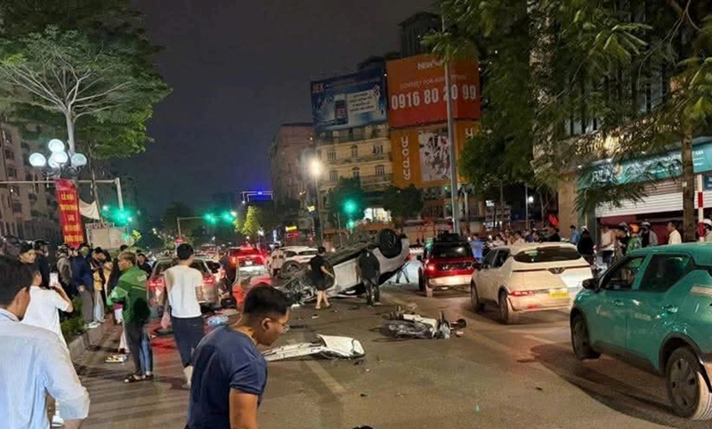 Xế hộp Lexus gây tai nạn liên hoàn giữa đêm tại Hà Nội, nhiều người nhập viện