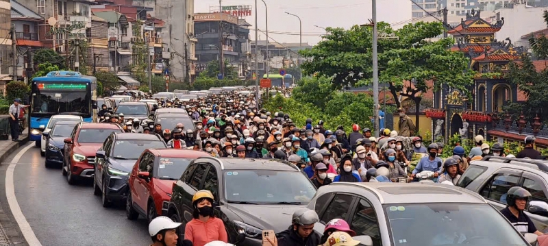Cầu Long Biên dừng hoạt động Người dân chen chân vượt sông sang phố đi làm ngày đầu tuần