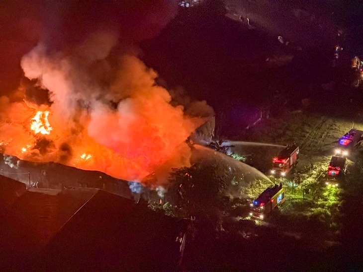 Kho xưởng tại Hà Nội bốc cháy ngùn ngụt từ nửa đêm đến sáng