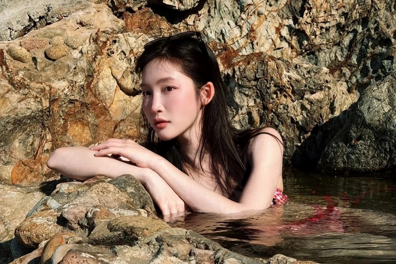Ca sĩ Juky San xin lỗi khi mặc bikini ngâm mình chụp ảnh ở Giếng Tiên