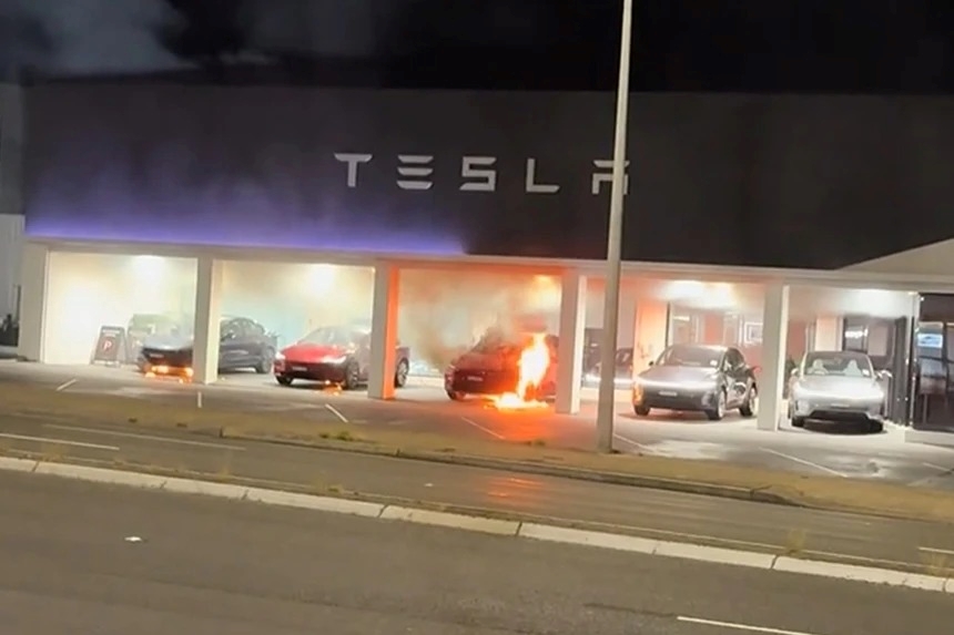 Showroom Tesla tại Sydney bị phóng hỏa giữa đêm