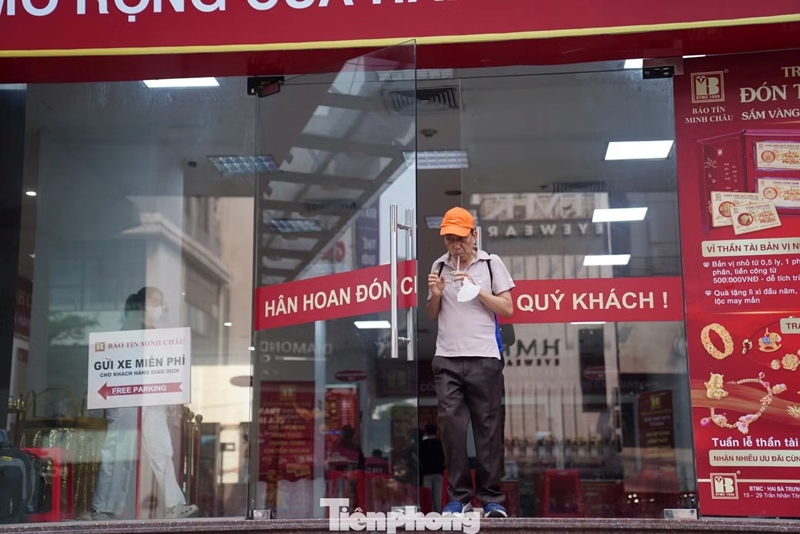 Cảnh tượng lạ tại cửa hàng vàng Bảo Tín Minh Châu