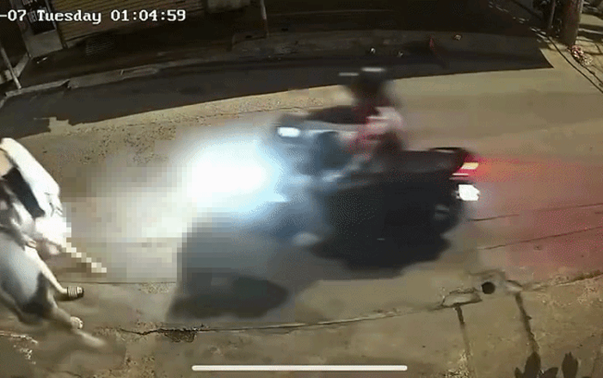 Ra đường lúc 1h sáng cùng 2 người bạn, cô gái rơi vào hoảng loạn với diễn biến tiếp đó