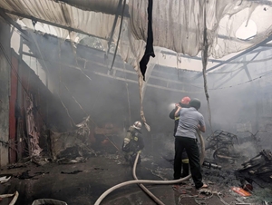 Cứu 5 người trong đám cháy nhà 6 tầng ở Hà Nội