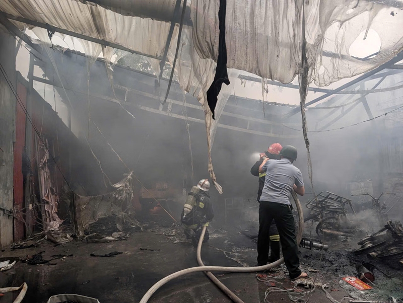 Cứu 5 người trong đám cháy nhà 6 tầng ở Hà Nội