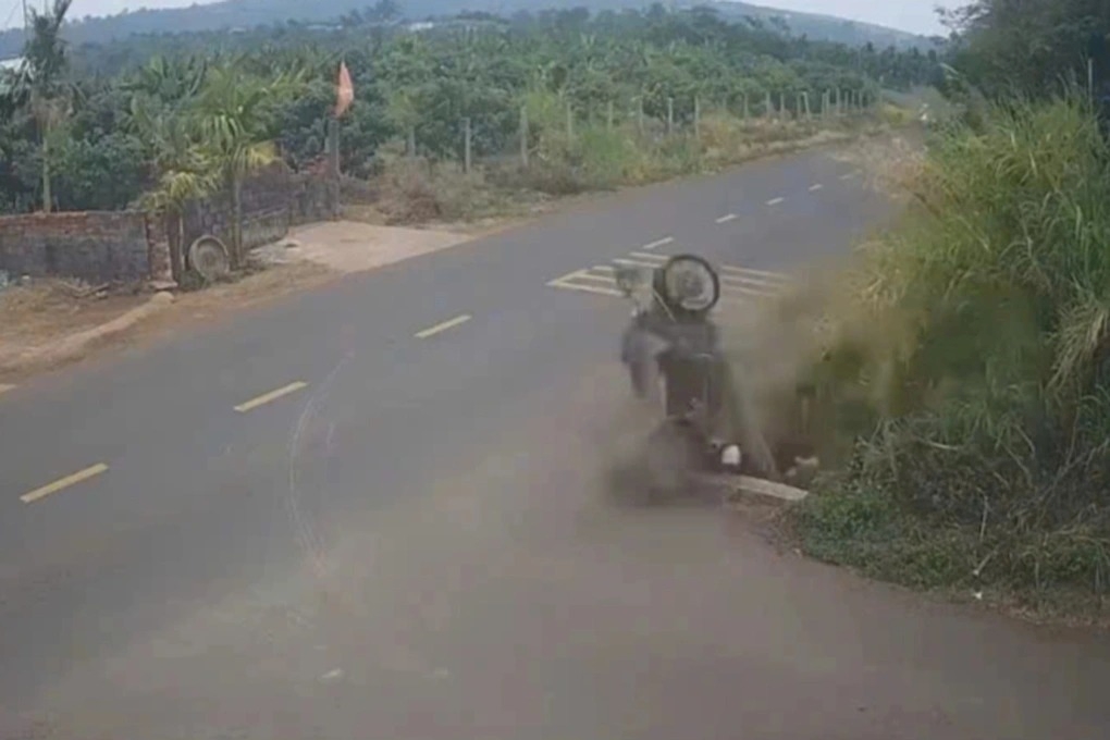 Vụ nam sinh lao xe xuống mương tử vong Đình chỉ một thiếu tá CSGT để phục vụ điều tra