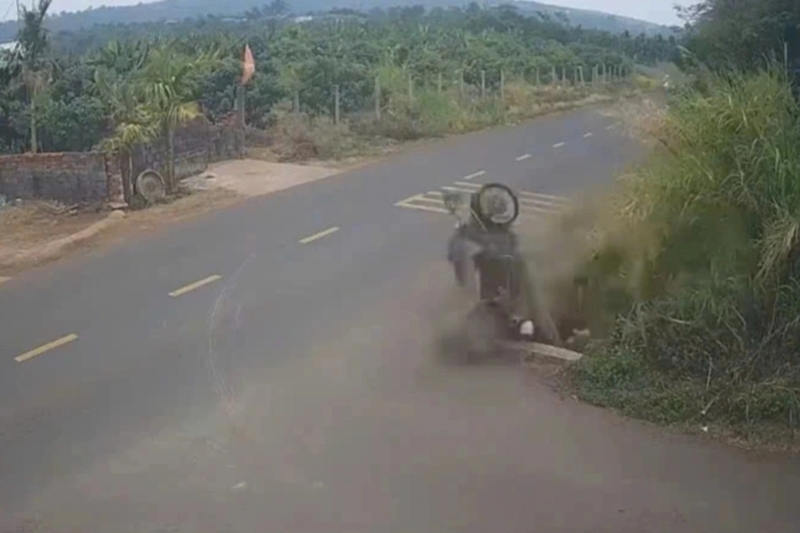 Vụ nam sinh lao xe xuống mương tử vong Đình chỉ một thiếu tá CSGT để phục vụ điều tra