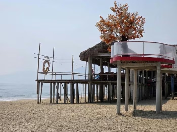 Bãi biển Lăng Cô bị bao chiếm, chính quyền rề rà việc xử lý các trường hợp vi phạm