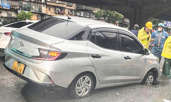 Ô tô lại sụt hố trên đường Hà Nội