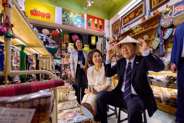 Phản ứng của Tổng thống Hàn Quốc và Phu nhân khi ăn 1 loại quả trên đường phố Việt Nam