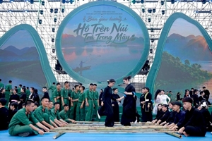 Bộ đội cùng sinh viên, người dân nhảy sạp, xác lập kỷ lục 1 000 đôi sạp lớn nhất Việt Nam