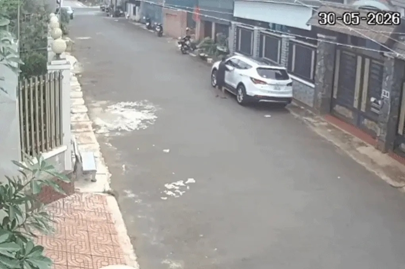 Bé trai 12 tuổi tự lấy ô tô của người dân, lái qua nhiều con hẻm
