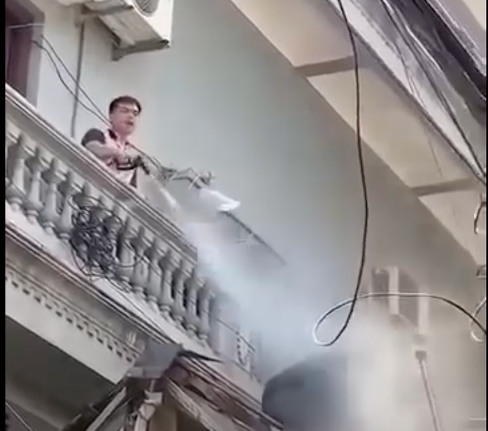 Công an xác minh vụ người đàn ông xịt nước vào thợ đang làm việc trên cao