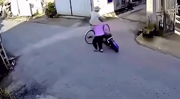 Cụ bà đi xe điện tông cụ ông, diễn biến tiếp theo càng không ai ngờ được