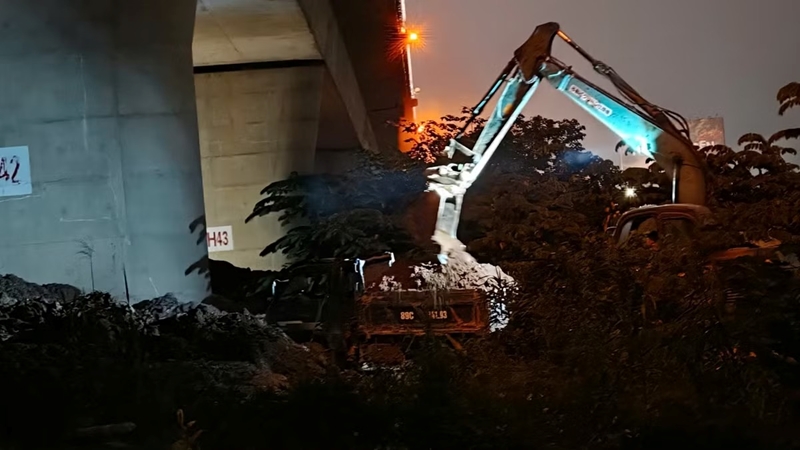 Nghi vấn hàng vạn khối đất thải tập kết dưới gầm cầu Thanh Trì mỗi đêm