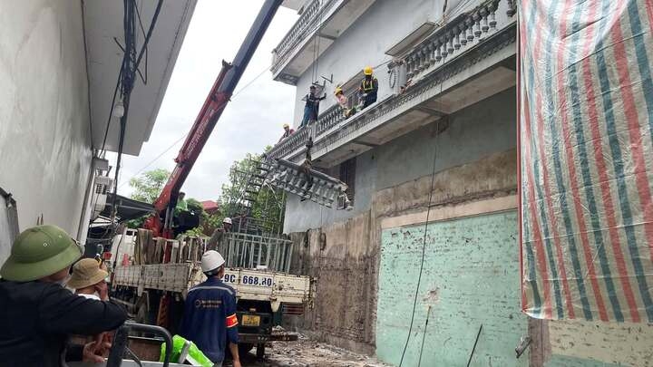 Cận cảnh phá dỡ ban công vi phạm trật tự xây dựng sau vụ chủ nhà xịt nước vào thợ xây hàng xóm
