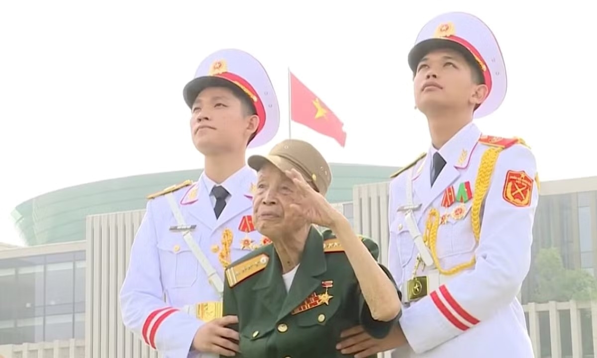 AHLLVT La Văn Cầu, cuộc đời bất tử của vị Đại tá chào điều lệnh bằng tay trái