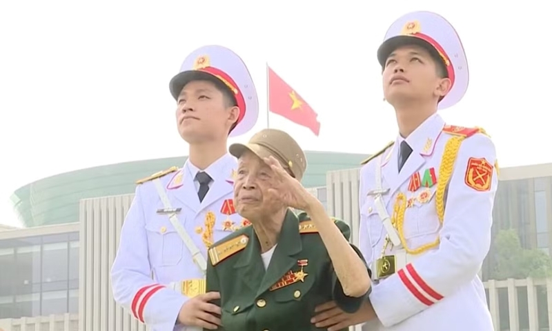AHLLVT La Văn Cầu, cuộc đời bất tử của vị Đại tá chào điều lệnh bằng tay trái