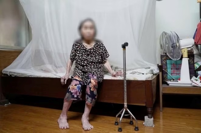 Hà Nội yêu cầu làm rõ vụ bà cụ 87 tuổi được khiêng đến phường Bạch Mai làm thủ tục hành chính