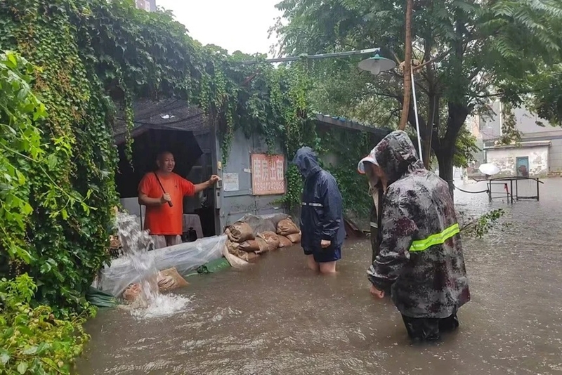 Ôtô trôi dạt như xe đồ chơi trên đường phố Trung Quốc vì bão Bavi
