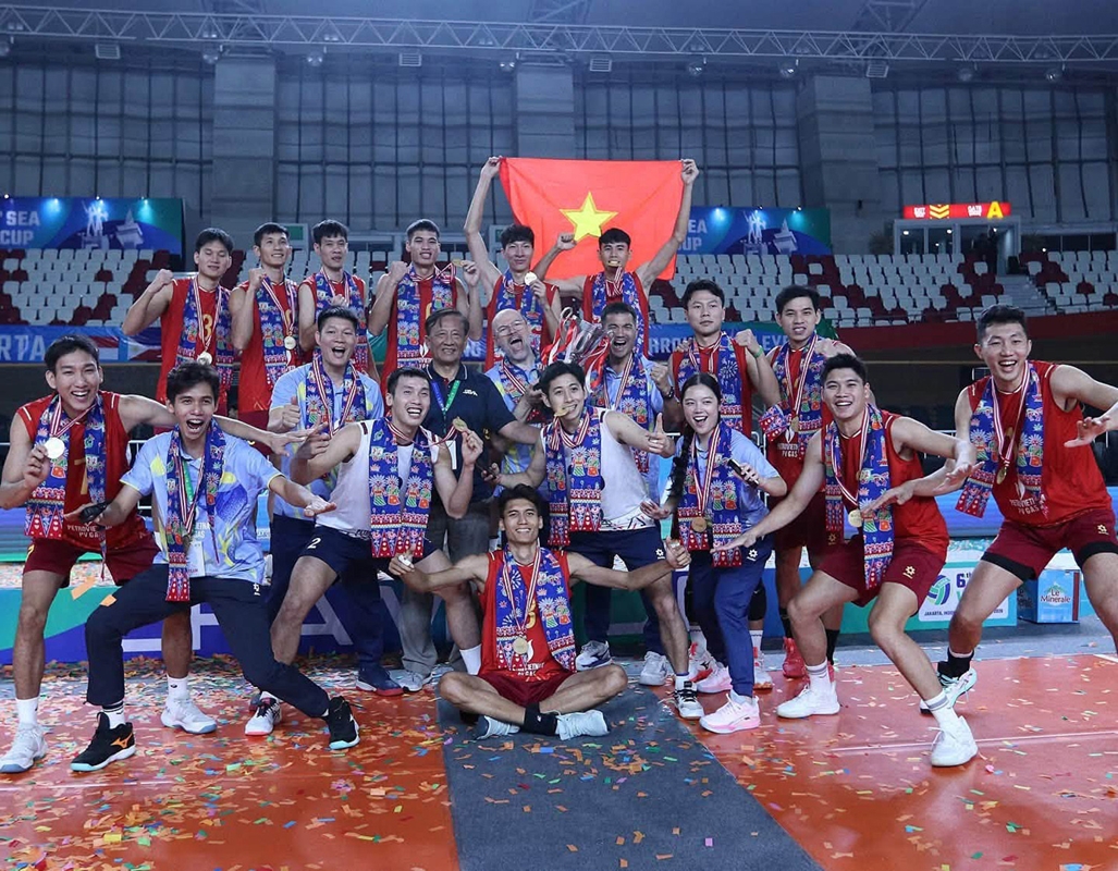 Nữ phiên dịch tuyển bóng chuyền nam cực xinh, biết 5 thứ tiếng