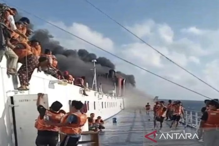 Video cận cảnh cháy phà ở Indonesia, ít nhất 5 người thiệt mạng
