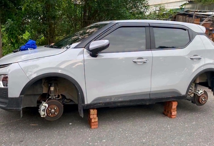 Xe hơi đậu qua đêm bị tháo mất 2 bánh và kê bằng gạch