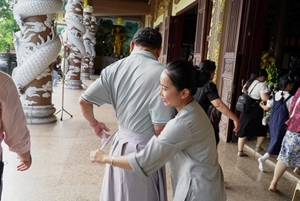 Khách mặc đồ xuyên thấu đi chùa Chỉ một chiếc chân váy, vì sao chùa Linh Ứng được khen