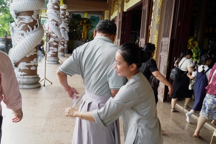 Khách mặc đồ xuyên thấu đi chùa Chỉ một chiếc chân váy, vì sao chùa Linh Ứng được khen