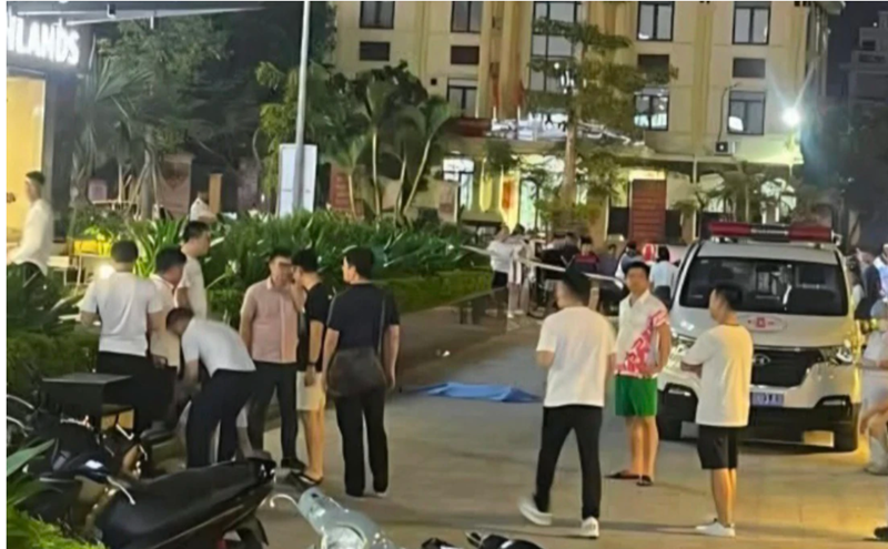 Bé trai 7 tuổi rơi từ tầng 15 tòa nhà ở Hải Phòng xuống đất tử vong, mẹ ngất lịm khi hay tin