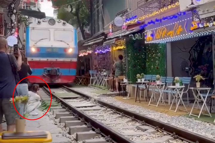 Thông tin ban đầu vụ cô gái ngồi cà phê đường tàu bị tàu hỏa hất văng điện thoại