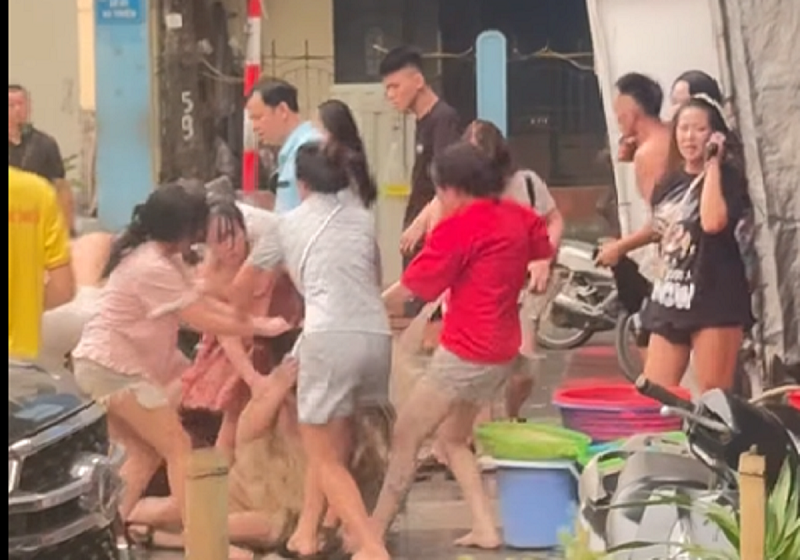 Nhóm nam, nữ hỗn chiến trên đường phố Hà Nội