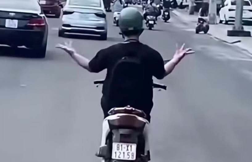Xác minh người đàn ông bỏ hai tay, múa trên xe máy
