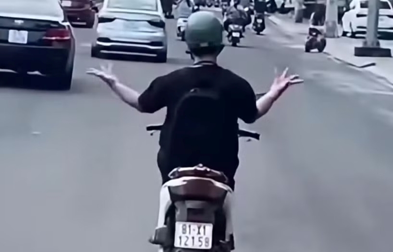 Xác minh người đàn ông bỏ hai tay, múa trên xe máy