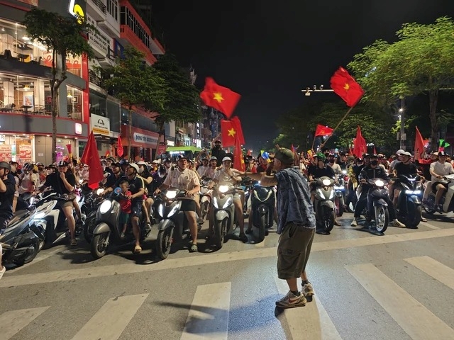 Cảnh tượng chỉ có ở Việt Nam 23h đêm 26 8