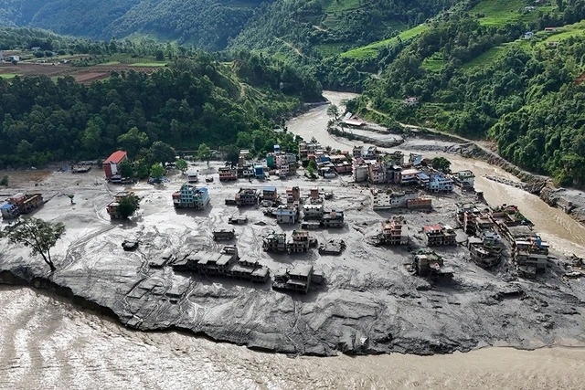 Cụ bà 97 tuổi sống sót kỳ diệu như chiến binh giữa thảm họa lũ Nepal