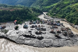 Cụ bà 97 tuổi sống sót kỳ diệu như chiến binh giữa thảm họa lũ Nepal