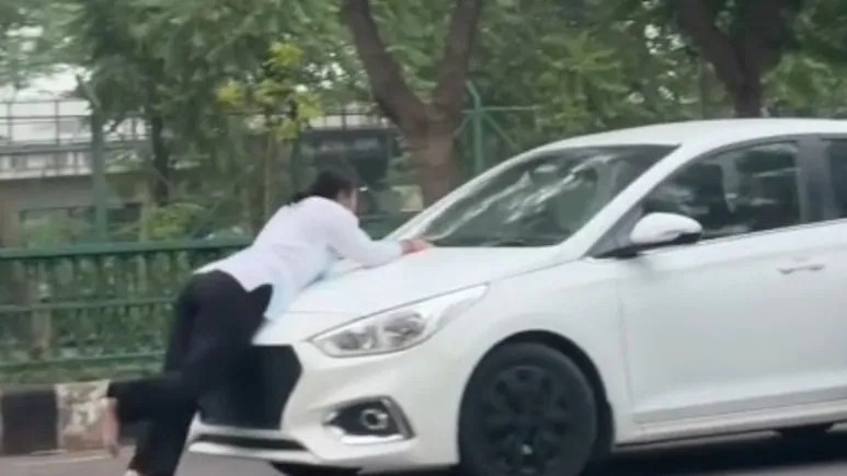 Cô gái đánh ghen chặn đầu ô tô, bị bạn trai lái xe đâm hất lên nắp ca-pô